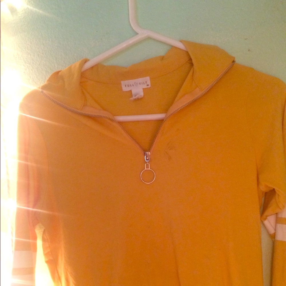 Tillys cropped Sweater